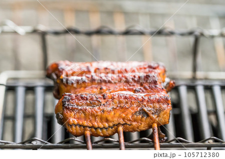 【オートキャンプ場でソロキャンプ　熾火でウナギのかば焼きを焼く】 105712380