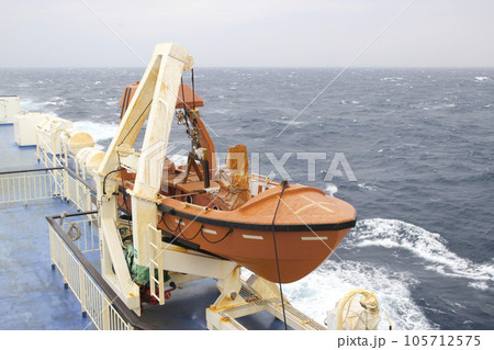 長距離フェリーの救命ボート 105712575
