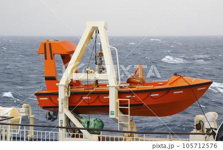 長距離フェリーの救命ボート 105712576