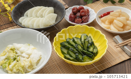 日本の漬け物イメージ｜大根・胡瓜・白菜・らっきょう・梅干し 105713421