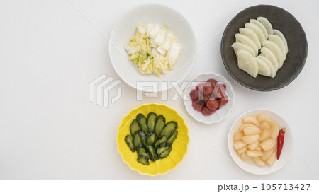 日本の漬け物イメージ｜大根・胡瓜・白菜・らっきょう・梅干し 105713427