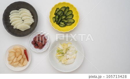 日本の漬け物イメージ｜大根・胡瓜・白菜・らっきょう・梅干し 105713428