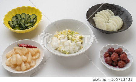 日本の漬け物イメージ|大根・胡瓜・白菜・らっきょう・梅干し 日本の漬け物イメージ|大根・胡瓜・白菜・らっきょう・梅干し 105713433