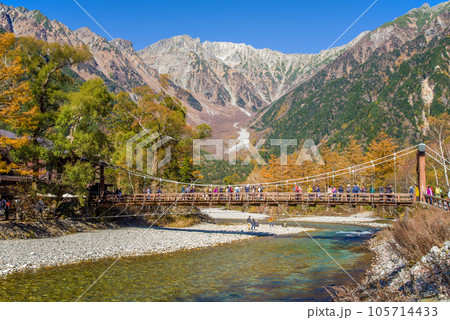絶景!秋の上高地【ランドマーク河童橋と穂高連峰】 絶景!秋の上高地【ランドマーク河童橋と穂高連峰】 105714433