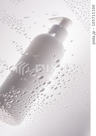 A bottle of shower gel, shampoo or body cream on the background of drops. 105715100