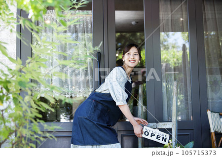 カフェの開店準備をする若い女性 105715373
