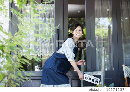カフェの開店準備をする若い女性 105715374
