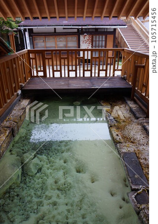 群馬県吾妻郡草津町の裏草津地蔵地区の地蔵源泉の風景 群馬県吾妻郡草津町の裏草津地蔵地区の地蔵源泉の風景 105715456