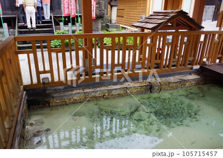群馬県吾妻郡草津町の裏草津地蔵地区の地蔵源泉の風景 105715457