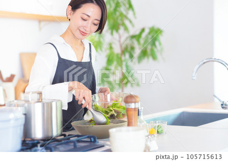 キッチンで料理する女性 キッチンで料理する女性 105715613