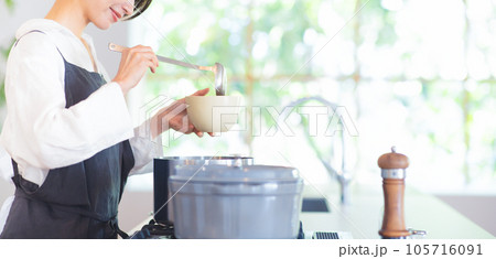 料理をする女性 105716091