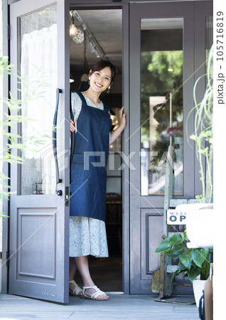 カフェスタッフのポートレート カメラ目線 カフェスタッフのポートレート カメラ目線 105716819