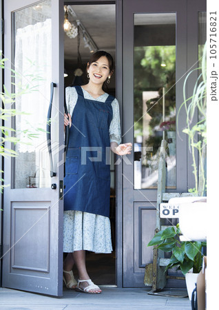 カフェスタッフのポートレート カメラ目線 カフェスタッフのポートレート カメラ目線 105716821