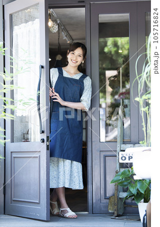 カフェスタッフのポートレート　カメラ目線 105716824