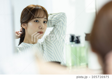 ヘアセットするきれいな女性 ヘアセットするきれいな女性 105716975