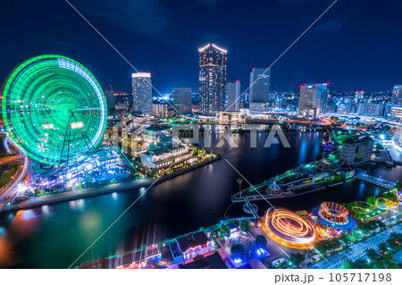 夜空に輝く横浜みなとみらいの遊園地とベイエリアのビル群の夜景｜神奈川県横浜市 105717198