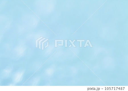 青色系パステルのふんわりした背景　玉ボケ・丸ボケ 105717487