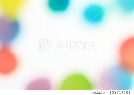 カラフルな円形模様の重なり　水彩画風 105717501