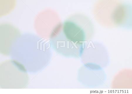 カラフルパステルカラーの円形模様　水彩画風 105717511