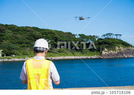 点検のためドローンを操縦する男性作業員｜ドローン点検イメージ 105718106