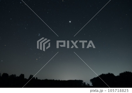 北杜市白州町、東の空に昇る木星とおうし座 105718825