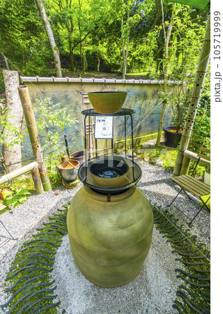 嵐山祐斎亭　美しい庭園にある水風鈴　新緑の季節 105719999