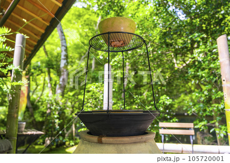 嵐山祐斎亭　美しい庭園にある水風鈴　新緑の季節 105720001