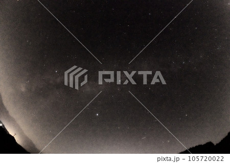 北杜市白州町、南アルプスの上の天の川に浮かぶ夏の大三角 105720022