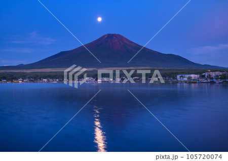 満月に照らされる逆さ富士・山中湖からの絶景 満月に照らされる逆さ富士・山中湖からの絶景 105720074