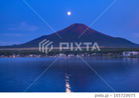 満月に照らされる逆さ富士・山中湖からの絶景 満月に照らされる逆さ富士・山中湖からの絶景 105720075