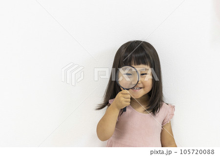 虫眼鏡を持つ笑顔の女の子(日本人、3歳) 虫眼鏡を持つ笑顔の女の子(日本人、3歳) 105720088