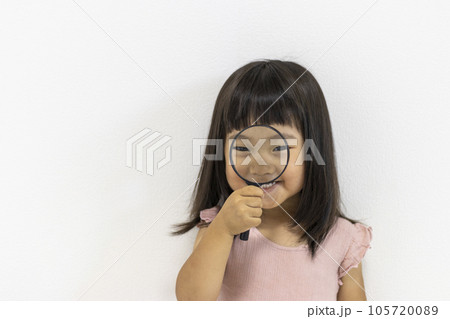虫眼鏡を持つ笑顔の女の子(日本人、3歳) 虫眼鏡を持つ笑顔の女の子(日本人、3歳) 105720089