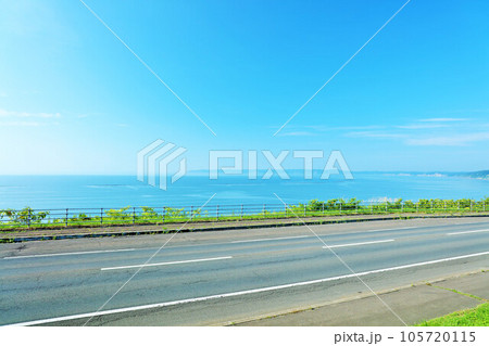 北海道　青空と海沿いの道路 105720115