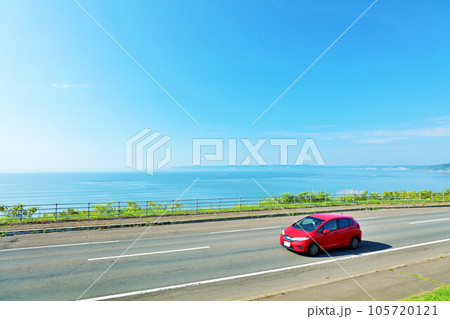 北海道 青空と海沿いの道を走る車 北海道 青空と海沿いの道を走る車 105720121