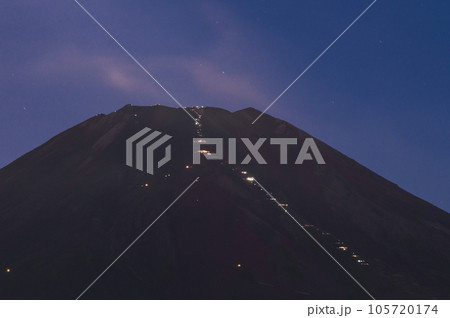 ご来光を見るため夜通しで登る富士登山者たちの光跡 105720174