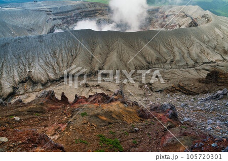 荒涼とした阿蘇山 105720301