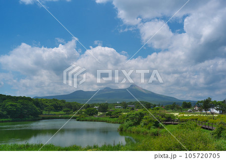 池のある公園から北海道駒ヶ岳を望む 105720705