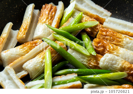 ちくわとにんにくの芽の炒め物、調理シーン。 105720821