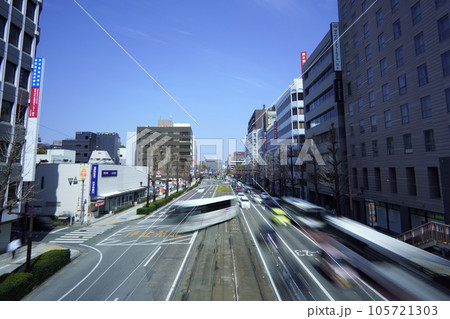 青空の下、熊本の繁華街を行き交う市電や車 105721303