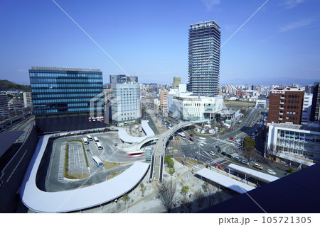 熊本駅の屋上から見た駅前の市電や車、ビルやマンションなどの街並み 105721305