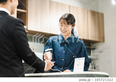 キャッシュレス決済を導入した店舗のイメージ キャッシュレス決済を導入した店舗のイメージ 105721322