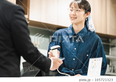 キャッシュレス決済を導入した店舗のイメージ キャッシュレス決済を導入した店舗のイメージ 105721323
