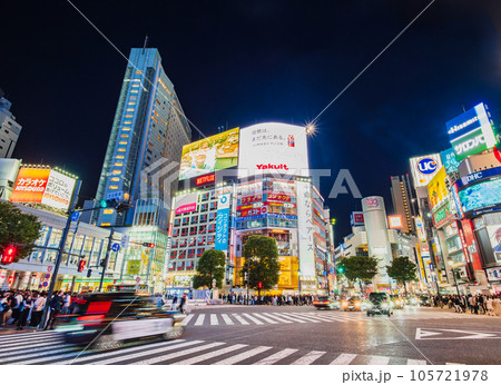 土曜夜の渋谷スクランブル交差点 105721978