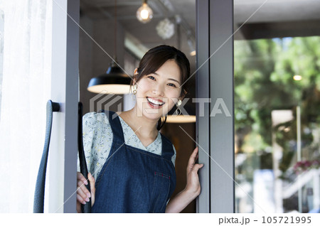 カフェスタッフのポートレート　カメラ目線 105721995