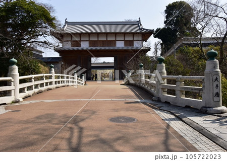 水戸市　水戸城跡の大手門と大手橋 105722023