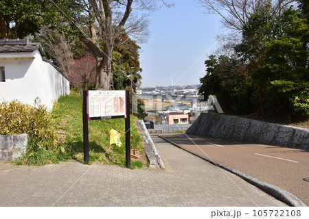 水戸市　水戸城跡の杉山坂と町並み 105722108