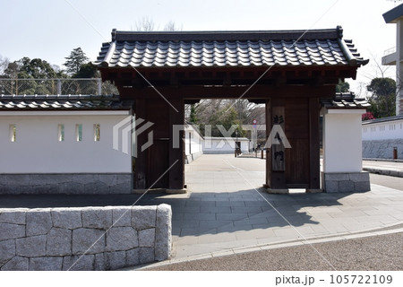 水戸市　水戸城跡の杉山門と白壁塀 105722109