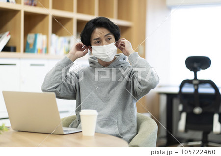 マスクを外す若い男性 マスクを外す若い男性 105722460