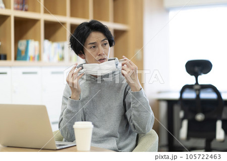 マスクを外す若い男性 マスクを外す若い男性 105722463