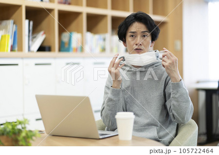 マスクを外す若い男性 マスクを外す若い男性 105722464